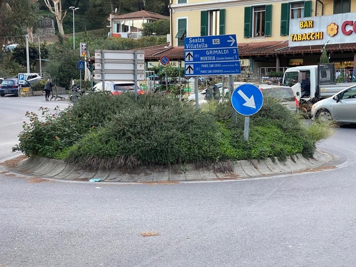 Ventimiglia, nuova rotatoria a Latte. Scullino: "Una soluzione che agevolerà la sosta selvaggia di auto e camion"