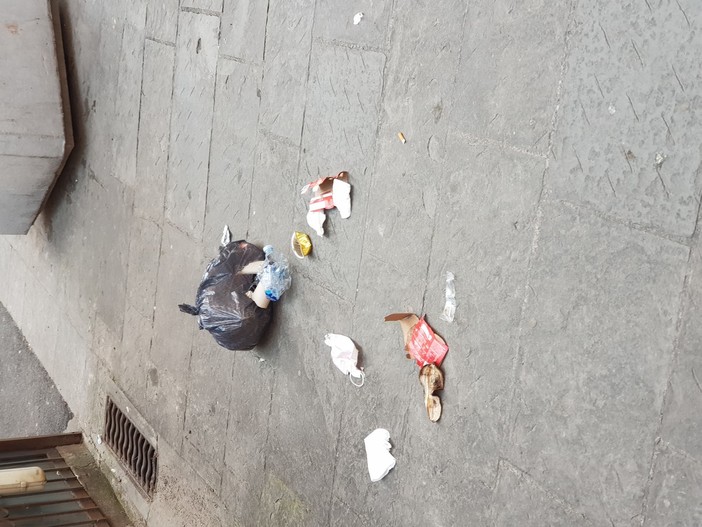 Sanremo, degrado in via Palazzo: la segnalazione di rifiuti in strada fin dal mattino