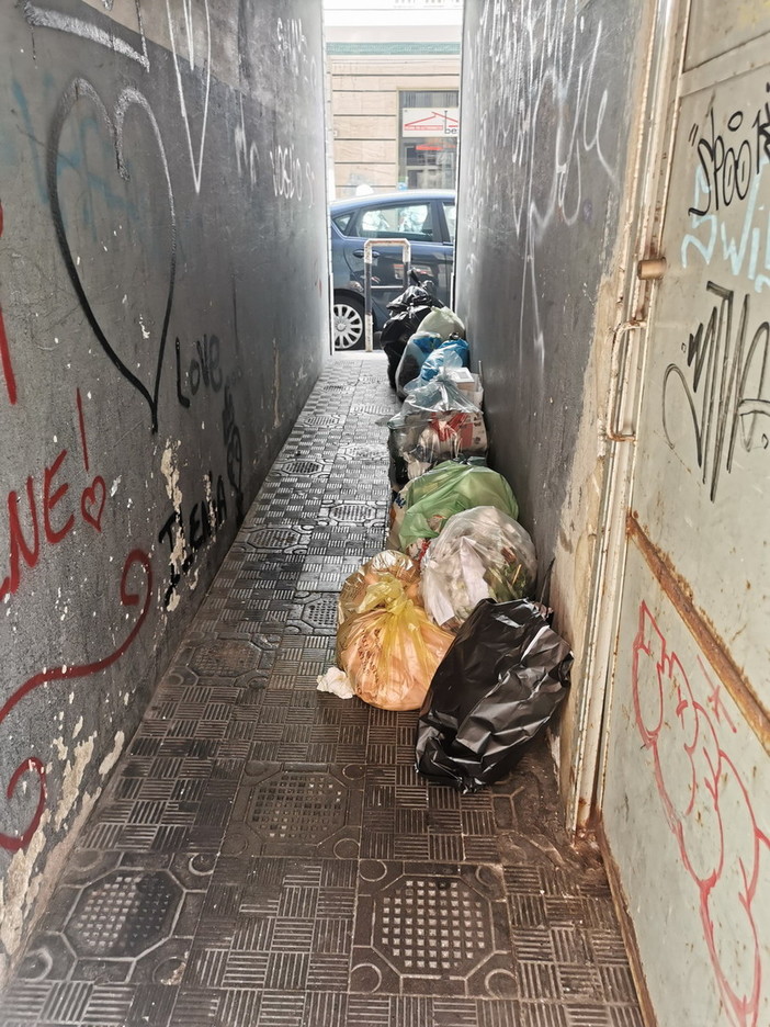 Sanremo: rifiuti in via Roglio ostacolano il passaggio a disabili, la segnalazione con foto di due lettori Sanremo: rifiuti in via Roglio ostacolano il passaggio a disabili, la segnalazione con foto di due lettori