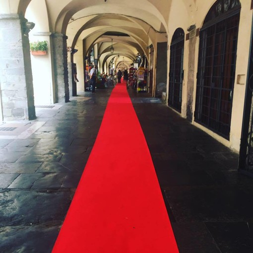 Pieve di Teco: pronto il ‘Red Carpet’ nel centro storico, domenica l’inaugurazione ufficiale