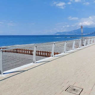 Vallecrosia: ladro seriale in spiaggia tra borse e zainetti, arrestato in flagranza dalla Polizia Locale