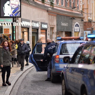 Sanremo: russo dà in escandescenze al Bar Ariston e ferisce un barista, intervento della Polizia Sanremo: russo dà in escandescenze al Bar Ariston e ferisce un barista, intervento della Polizia