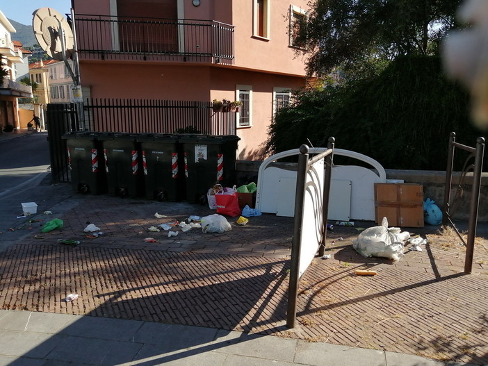 Sanremo: rifiuti abbandonati in piazza San Bernardo, la segnalazione con foto di una residente