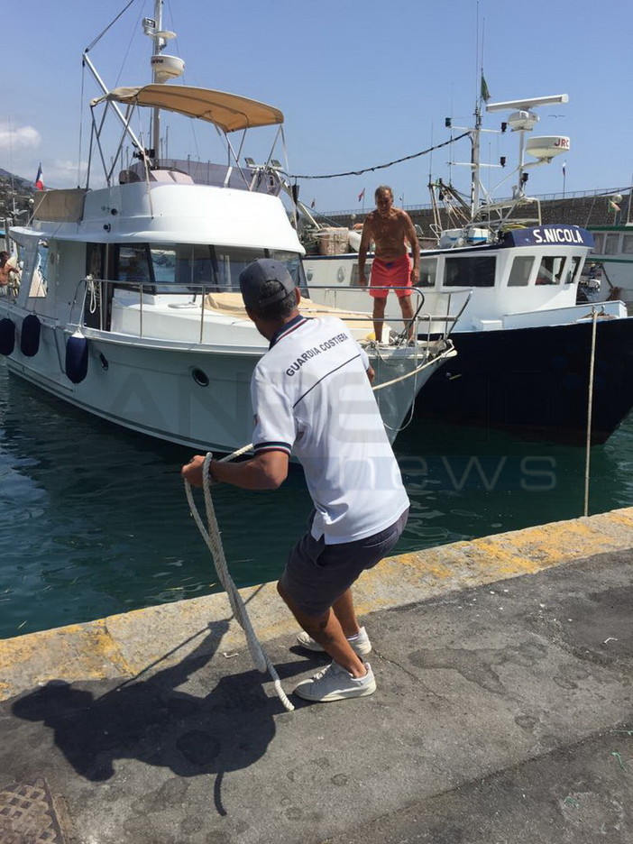 Bordighera: imbarcazione in difficoltà rimasta senza carburante, rimorchiata in porto dalla Guardia Costiera
