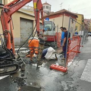 Imperia, ennesima rottura dell'acquedotto: operai a lavoro a Borgo Fondura (foto e video)