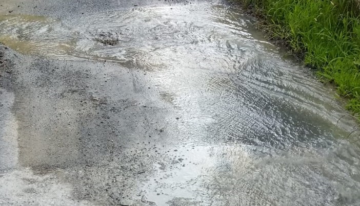 Imperia: continue rotture della tubazione in via San Benedetto formano un corso d'acqua in strada e lasciano a secco gli abitanti (foto e video) Imperia: continue rotture della tubazione in via San Benedetto formano un corso d'acqua in strada e lasciano a secco gli abitanti (foto e video)