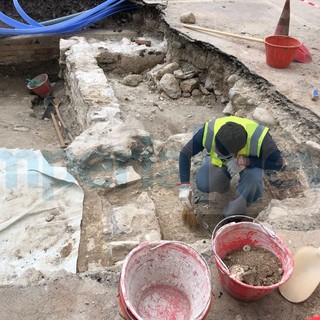 Imperia, rinvenuti resti antichi in spianata Borgo Peri durante la posa della fibra ottica: potrebbe essere il bastione di Santa Lucia (foto)