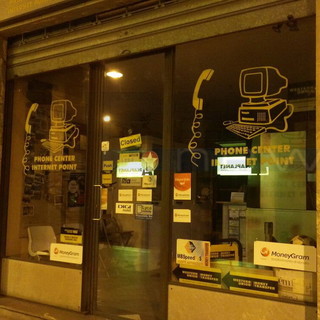 Imperia: rapina a mano armata ad un phone center di via Berio, armato di pistola minaccia la proprietaria e fugge via con l’incasso (foto) Imperia: rapina a mano armata ad un phone center di via Berio, armato di pistola minaccia la proprietaria e fugge via con l’incasso (foto)