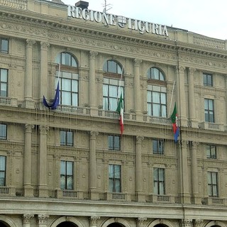 Morte Papa Francesco: bandiere a mezz'asta e maxischermo di Regione Liguria illuminato per ricordare il pontefice