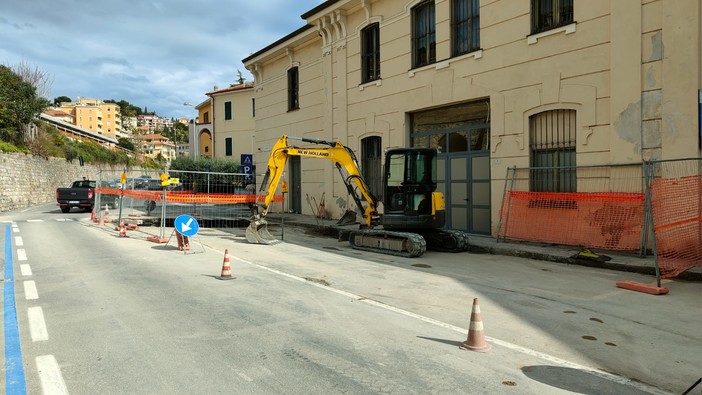 Imperia, ruspe al lavoro a Borgo Marina dopo il black out idrico di domenica mattina Imperia, ruspe al lavoro a Borgo Marina dopo il black out idrico di domenica mattina