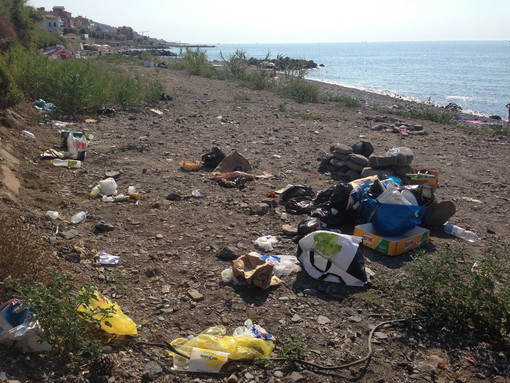 Riva Ligure: rifiuti abbandonati dopo la sera di ferragosto, la segnalazione (con foto) di un lettore
