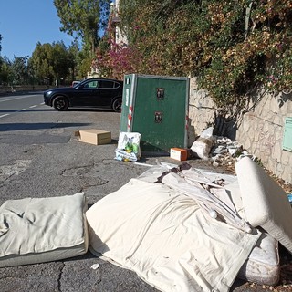 Ventimiglia, ancora degrado in zona Mortola: abbandonati rifiuti ingombranti e materiali edili (foto)
