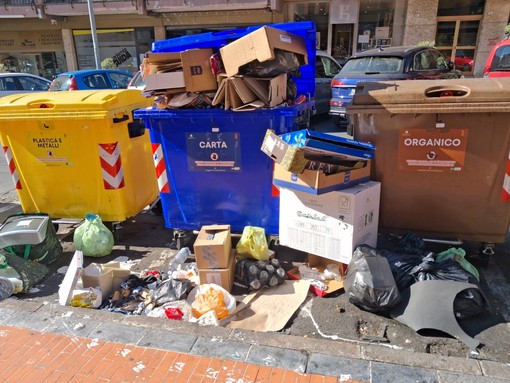 Igiene pubblica, Scullino: "Ventimiglia continua a essere sporca anche dopo le dimissioni dell'assessore Calimera, chi controlla il servizio?" (Foto) Igiene pubblica, Scullino: "Ventimiglia continua a essere sporca anche dopo le dimissioni dell'assessore Calimera, chi controlla il servizio?" (Foto)
