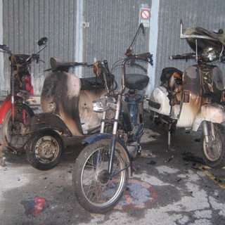 Imperia: rogo di motorini nella notte a Garbella (foto). Ben 5  scooter danneggiati, 4 erano ricoverato in un box