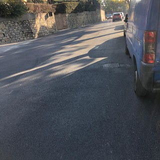 Vallecrosia, terminati i lavori di messa in sicurezza degli asfalti sulla via Romana (foto)