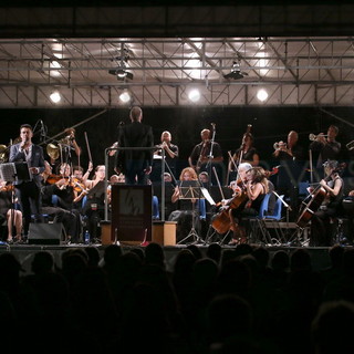 Ieri sera ai Giardini Löwe, 3 minuti di applausi continui per l’Orchestra Sinfonica di Bordighera (foto e video)