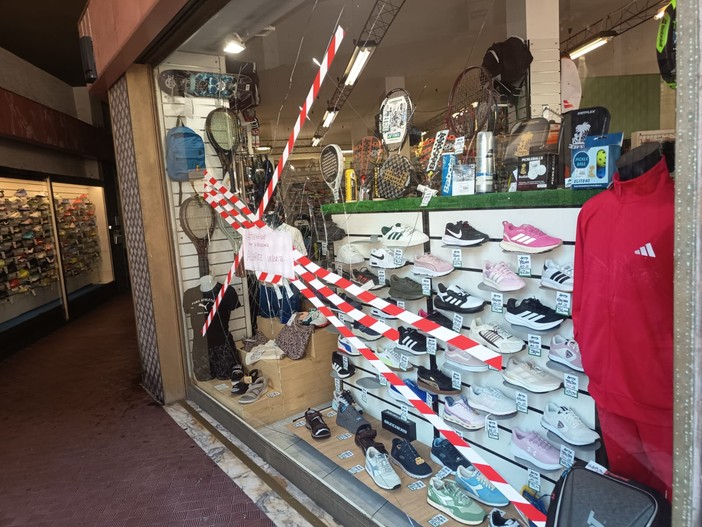 Bordighera, ignoti danneggiano le vetrine di Sporting Vip: "E' la seconda volta in tre mesi che subiamo grossi danni, servono maggiori controlli" (Foto)