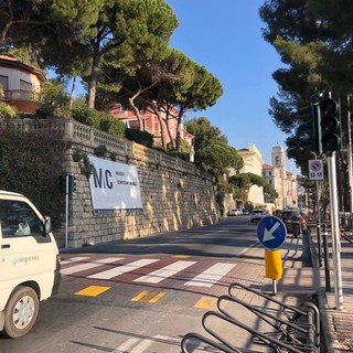 Imperia, posizionato il nuovo semaforo di fronte a villa Faravelli: sarà attivo tra pochi giorni (foto)