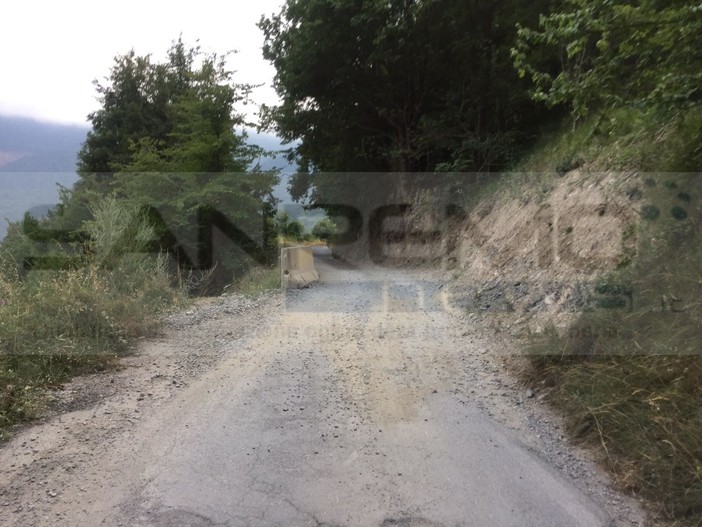 Lunedì scorso l'incidente sulla Provinciale 3 a Cosio D'Arroscia: la situazione della strada è disastrosa (Foto)