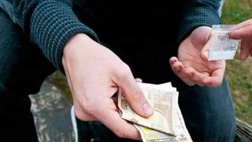 Spaccio ai giardinetti di Diano Marina: 27enne condannato in primo grado a 1 anno e 6 mesi di carcere