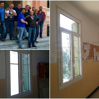 Ventimiglia: la scuola di via Vittorio Veneto ha delle nuove finestre, conclusi i lavori di montaggio, Campagna “Abbiamo realizzato un’opera attesa da decenni” (Foto) Ventimiglia: la scuola di via Vittorio Veneto ha delle nuove finestre, conclusi i lavori di montaggio, Campagna “Abbiamo realizzato un’opera attesa da decenni” (Foto)