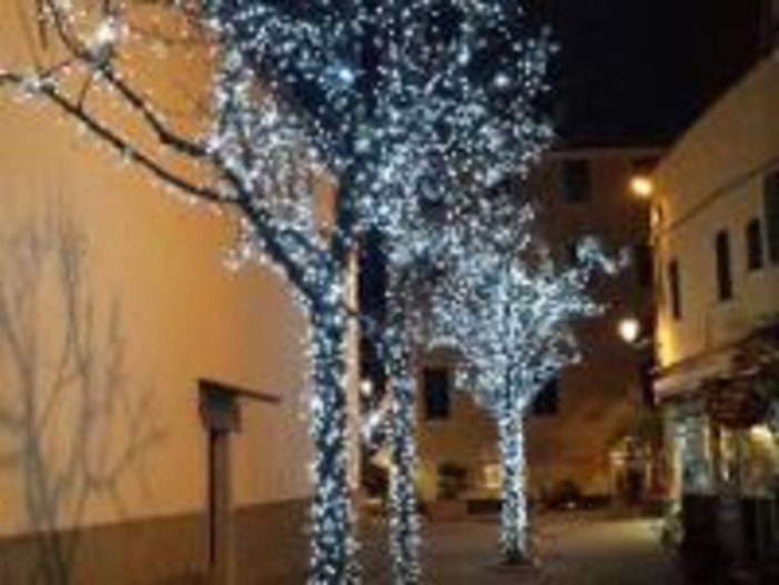 Luminarie, spettacoli, presepe e mercatini: Santo Stefano al Mare illumina il Natale (Foto)