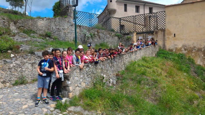 Sanremo: i bambini delle classi 3A e 3B della scuola primaria Alessandro Volta in visita al Museo Archeologico del Finale