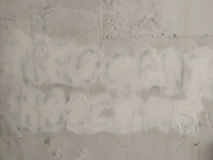 Imperia: scritte contro il sindaco Claudio Scajola all'ex stazione prima della cerimonia di inaugurazione della ciclabile (foto)