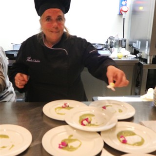 I piatti della chef Paola Chiolini con i racconti del giornalista Claudio Porchia conquistano i palati dei fortunati ospiti ella cantina La Torre di Castel Rocchero