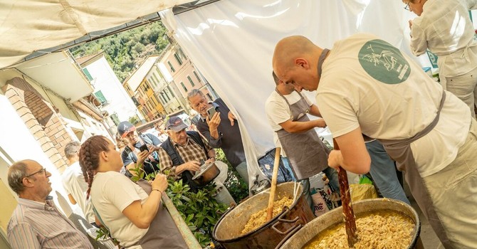 Badalucco, tremila porzioni di stoccafisso nell'anno dei prezzi record: il Festival non cambia la sua ricetta Badalucco, tremila porzioni di stoccafisso nell'anno dei prezzi record: il Festival non cambia la sua ricetta