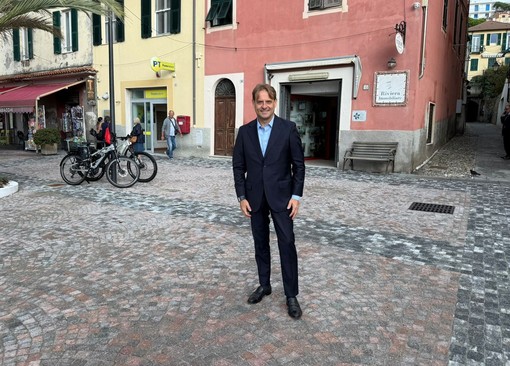 Santo Stefano al Mare: terminati i lavori di piazza Saffi, Scajola "Un luogo di incontro e condivisione rinnovato" (Foto)