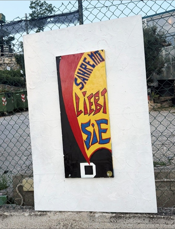 Sanremo, la "street art" per i turisti arriva in via Padre Semeria: installato un display in lingua tedesca Sanremo, la "street art" per i turisti arriva in via Padre Semeria: installato un display in lingua tedesca