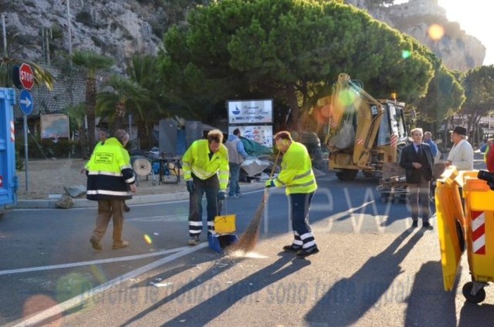 Ventimiglia: pulizia approfondita della pineta a Ponte San Ludovico, questa mattina con la Docks Ventimiglia: pulizia approfondita della pineta a Ponte San Ludovico, questa mattina con la Docks