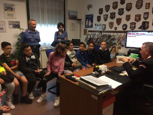 Castellaro: i bimbi della primaria in visita alla caserma dei Carabinieri di Taggia Castellaro: i bimbi della primaria in visita alla caserma dei Carabinieri di Taggia