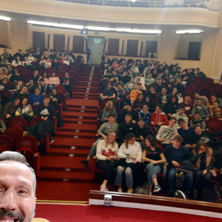 Sanremo: alla rappresentazione del monologo ‘Spaccato in due’, grande emozione al teatro del Casinò per gli studenti del Liceo Cassini