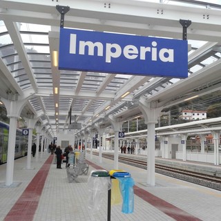 Regionale si ferma a Imperia per 'sosta pipì'. La capotreno: “Chi deve andare in bagno scenda”