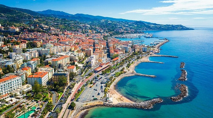"Nuotato 45 minuti senza saperlo": il racconto di un bagnante tra divieti non segnalati e spiagge libere chiuse alle 19