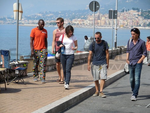 Ventimiglia: i consiglieri regionali M5S Alice Salvatore e Marco De Ferrari al confine italo-francese per incontrare il portavoce della Coalizione ‘Sans-Papiers’ Ventimiglia: i consiglieri regionali M5S Alice Salvatore e Marco De Ferrari al confine italo-francese per incontrare il portavoce della Coalizione ‘Sans-Papiers’
