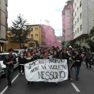 Scarsa sicurezza e tagli alla scuola: mobilitazione degli studenti di Bordighera e Ventimiglia, in centinaia in corteo da piazza del Comune Scarsa sicurezza e tagli alla scuola: mobilitazione degli studenti di Bordighera e Ventimiglia, in centinaia in corteo da piazza del Comune