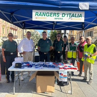 Per una Sanremo più pulita, Rangers ed Enpa distribuiscono bottigliette e contenitori per deiezioni canine e mozziconi (Foto e video) Per una Sanremo più pulita, Rangers ed Enpa distribuiscono bottigliette e contenitori per deiezioni canine e mozziconi (Foto e video)