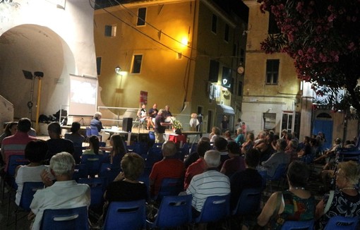 Riva Ligure: grandi applausi per Luana Valle, Roberto Pisani e Tiziano Riverso, che hanno aperto la rassegna Sale in Zucca Riva Ligure: grandi applausi per Luana Valle, Roberto Pisani e Tiziano Riverso, che hanno aperto la rassegna Sale in Zucca