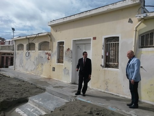 Imperia: la spiaggia libera attrezzata può aprire dal 1 maggio. Sopralluogo del Dirigente Pierre Marie Lunghi Imperia: la spiaggia libera attrezzata può aprire dal 1 maggio. Sopralluogo del Dirigente Pierre Marie Lunghi