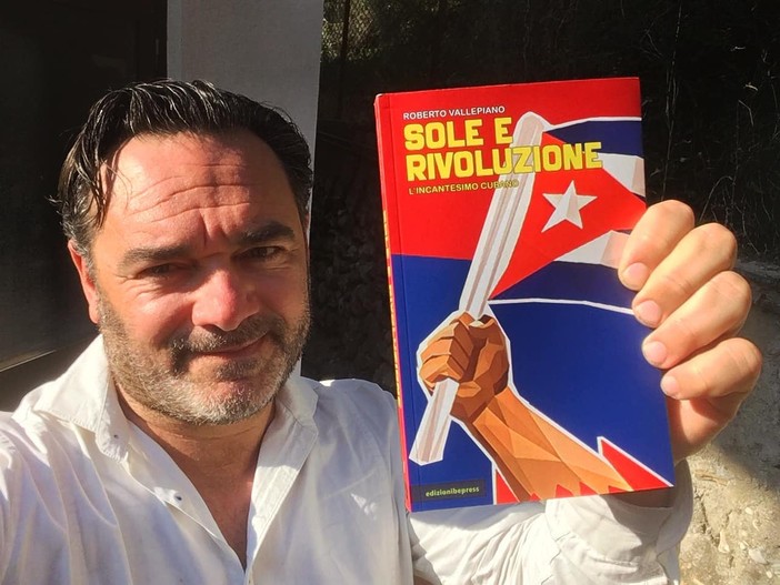 Lo scrittore Roberto Vallepiano al Salone Internazionale del Libro di Torino per presentare la sua ultima opera 'Sole e Rivoluzione' Lo scrittore Roberto Vallepiano al Salone Internazionale del Libro di Torino per presentare la sua ultima opera 'Sole e Rivoluzione'