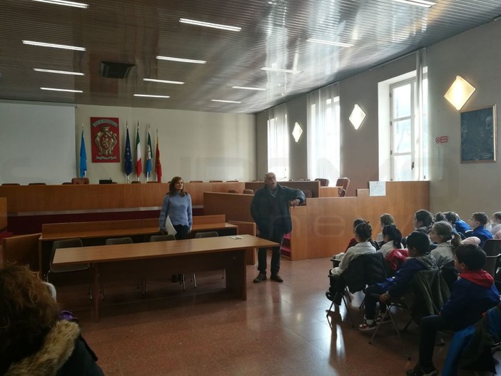 Ventimiglia: le Scuole Biancheri in visita al Palazzo Comunale, ad accoglierli l’Assessore Nesci e il consigliere Ferrari Ventimiglia: le Scuole Biancheri in visita al Palazzo Comunale, ad accoglierli l’Assessore Nesci e il consigliere Ferrari