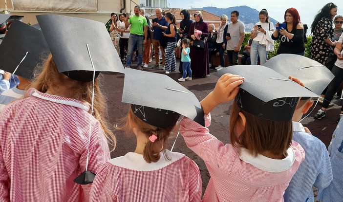 Emozioni alla Scuola dell’Infanzia di piazza Roma: consegnati i diplomi di fine anno scolastico (foto)