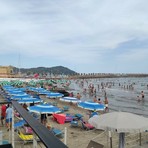 Anche in Riviera via libera a panini e bottigliette in spiaggia: no ai divieti dei lidi Anche in Riviera via libera a panini e bottigliette in spiaggia: no ai divieti dei lidi