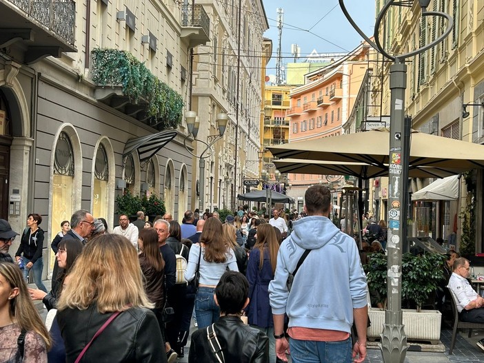 Sanremo ringrazia Tenco e Rallye e sfiora il sold out: 95% degli alberghi pieni e circa 15mila persone in città (Foto) Sanremo ringrazia Tenco e Rallye e sfiora il sold out: 95% degli alberghi pieni e circa 15mila persone in città (Foto)
