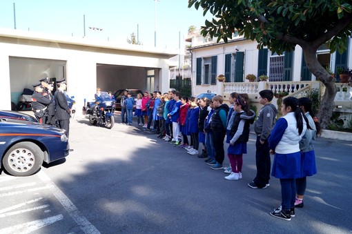 Questa mattina gli alunni delle scuole di Bordighera in visita alla Caserma dei carabinieri Questa mattina gli alunni delle scuole di Bordighera in visita alla Caserma dei carabinieri