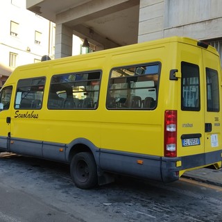 Ruba uno scuolabus per mangiare un kebab, i carabinieri di Imperia denunciano un giovane