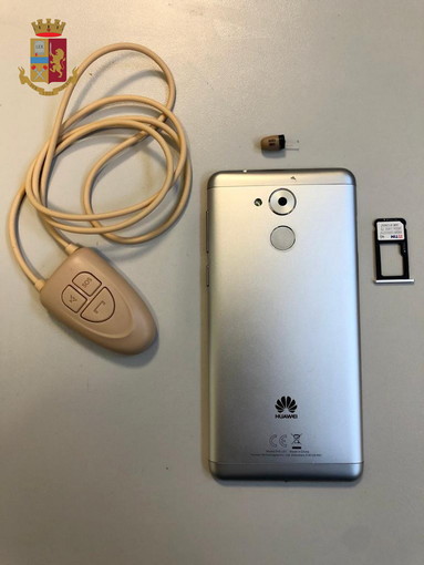 Imperia: patenti truccate con suggeritori esterni via radio, operazione ‘Easy License’ della Polizia Stradale